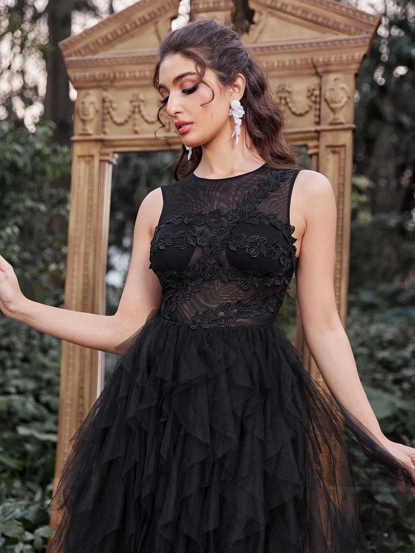 Gorgeous Applique Detail Cascading Ruffle Hem Tulle Prom Dress